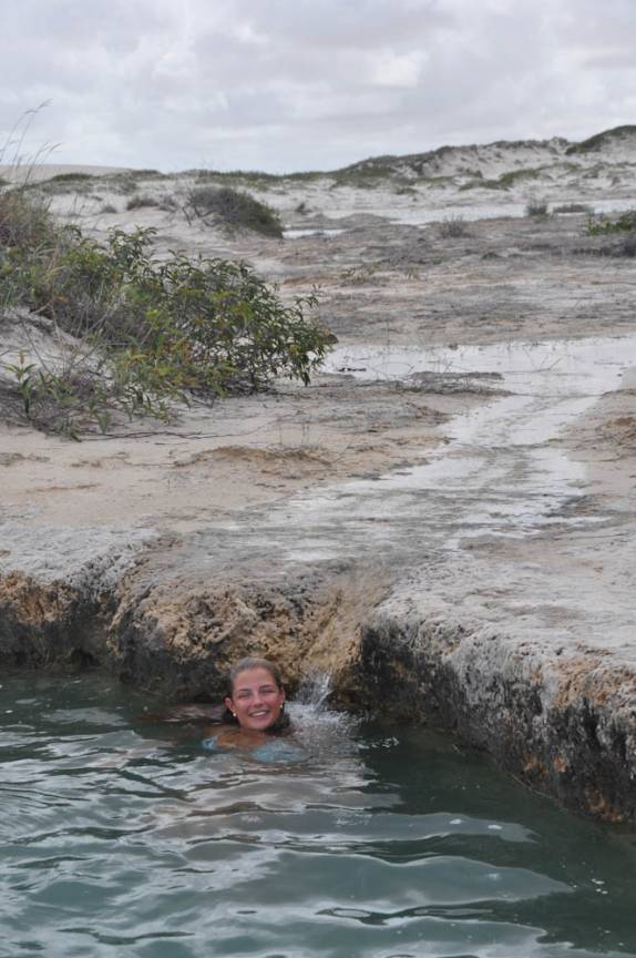 Refrescando-se no delicioso Poço das Pedras, região de Atins, nos Lençóis Maranhenses - MA